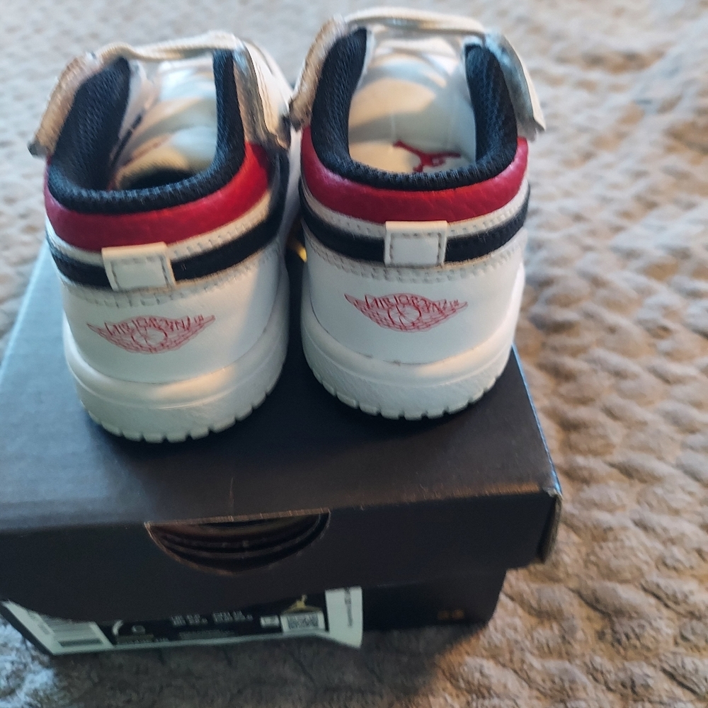 Boys toddler 7c Jordan 1 low